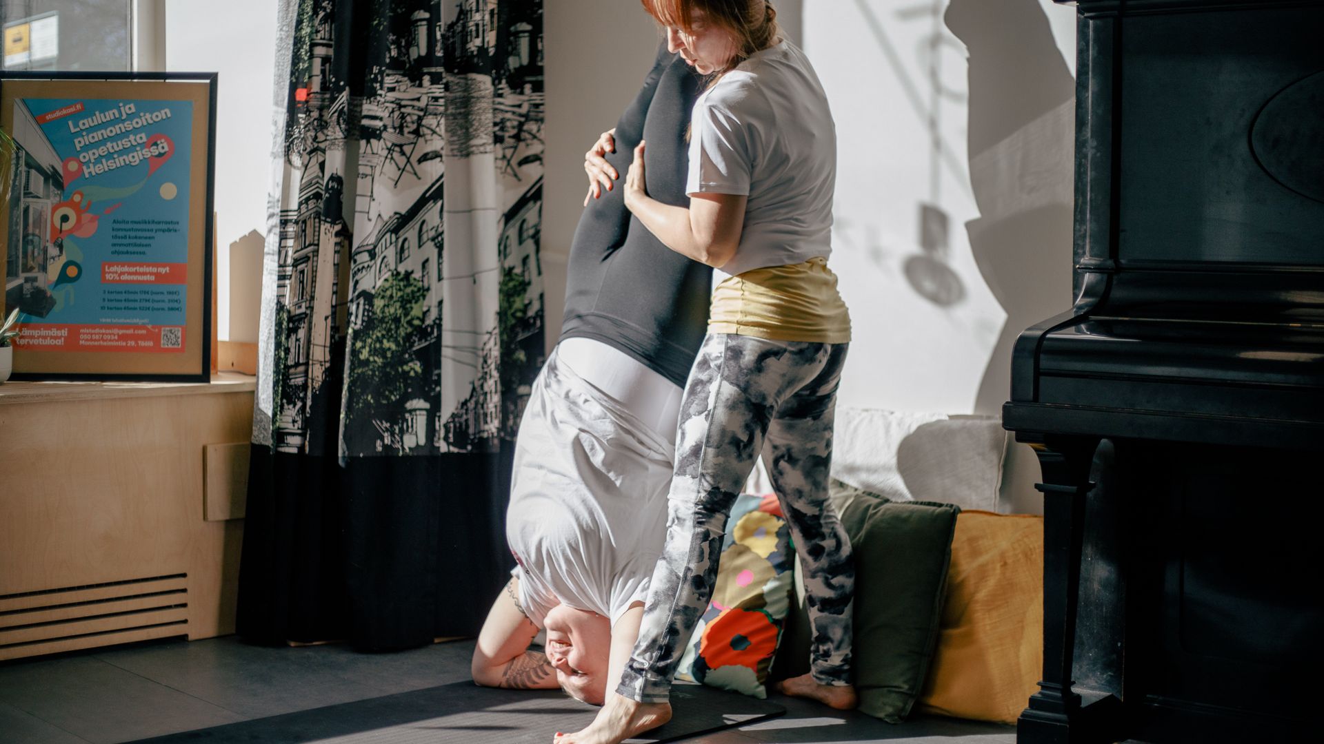 Studiokasi Astangajooga Helsinki käsienseisontaa