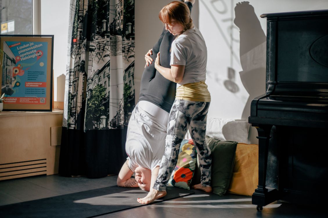 Studiokasi Astangajooga Helsinki käsienseisontaa