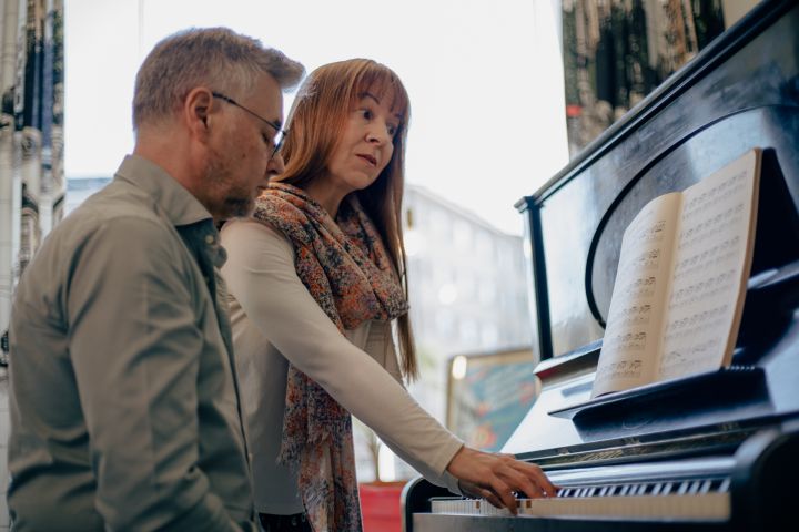 Studiokasi Nainen soittaa pianoa