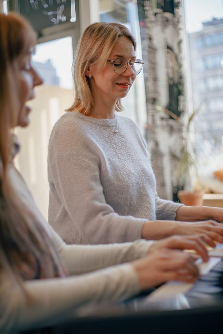 Studiokasi Nainen soittaa pianoa